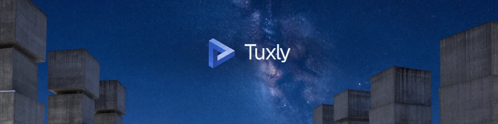 Brede banner met het Tuxly-logo in een saffierblauwe nacht met de Melkweg tussen betonnen gebouwen, gemaakt met AI